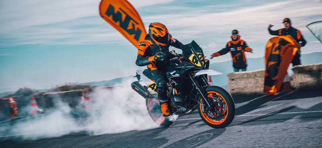 KTM svela la nuova SMT 890: caratteristiche e prezzi