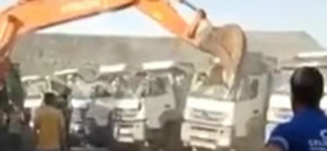 L'azienda non lo paga: con il bulldozer distrugge 5 camion [Video]