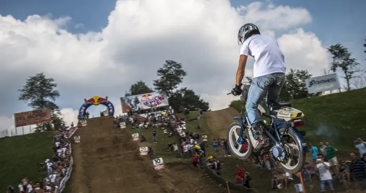 Red Bull Epic Rise 2015: la gara di motorini più pazza d'Italia