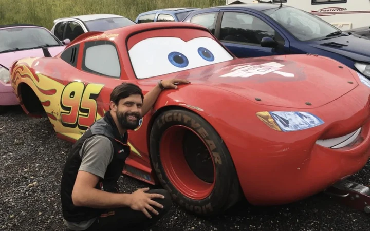 Saetta McQueen esiste davvero e vive in uno sfasciacarrozze