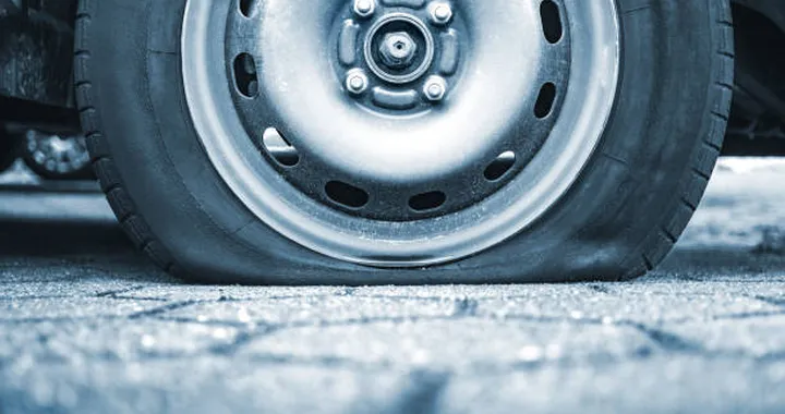 Truffa della gomma bucata, un'imboscata per derubarti: prudenza