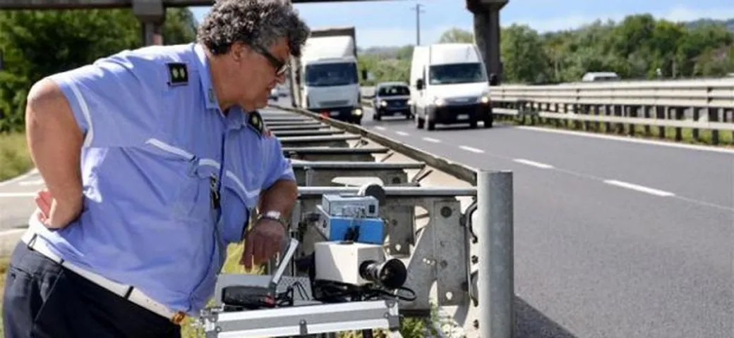 Come funziona l'autovelox, dove sono e quando arriva la multa
