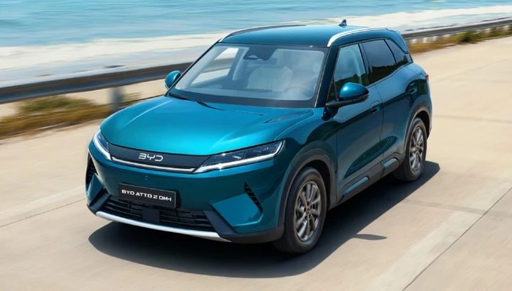 La crisi spinge la domanda di auto ibride: BYD risponde con la tecnologia DM-i