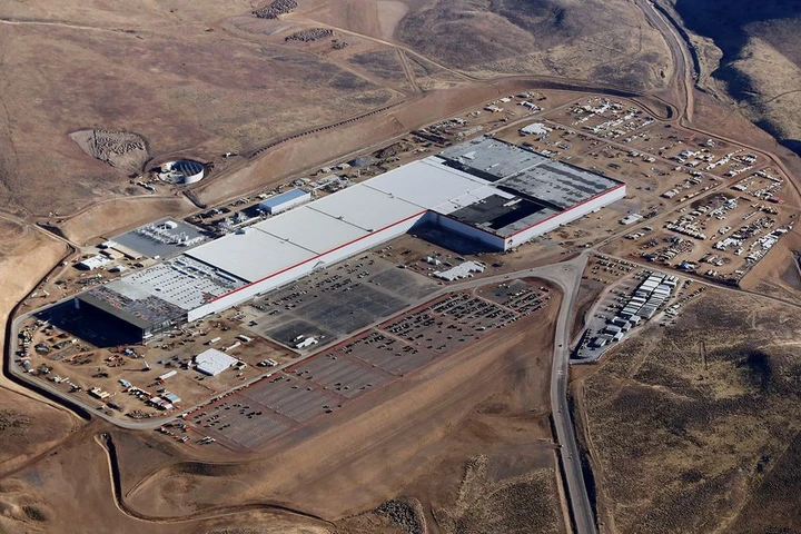 Tesla costruirà in Cina una fabbrica da mezzo milione di auto elettriche