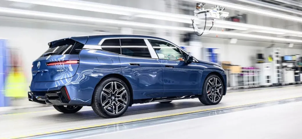 BMW iX, il restyling porta in dote un'autonomia da record