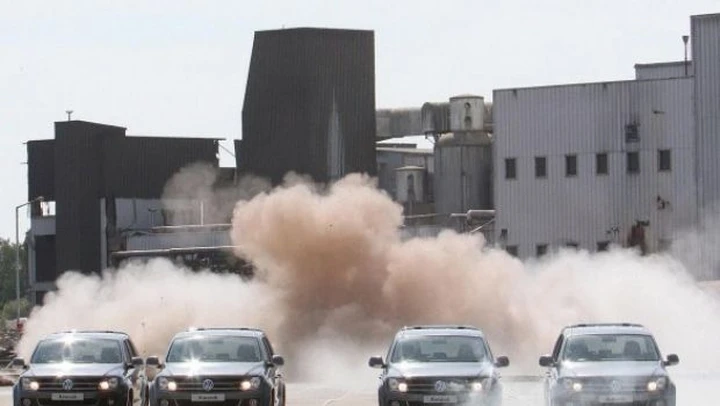 Volkswagen: quattro Amarok per demolire una ciminiera