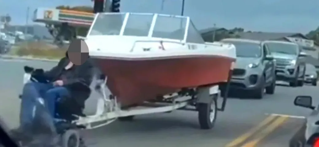 Incredibile: la sedia a rotelle traina un motoscafo [Video]