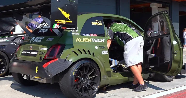 Sembra una Fiat 500, ma ha 600 CV: la folle Abarth che scarica tutta la potenza davanti