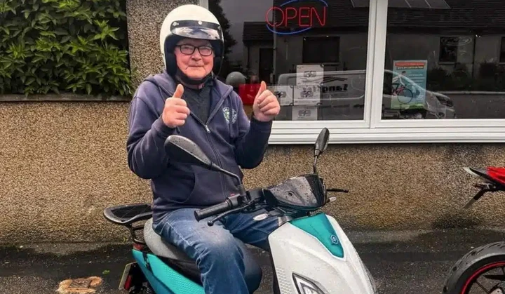 Dalla moto d’epoca allo scooter elettrico a 86 anni, la storia di Peter Ewing