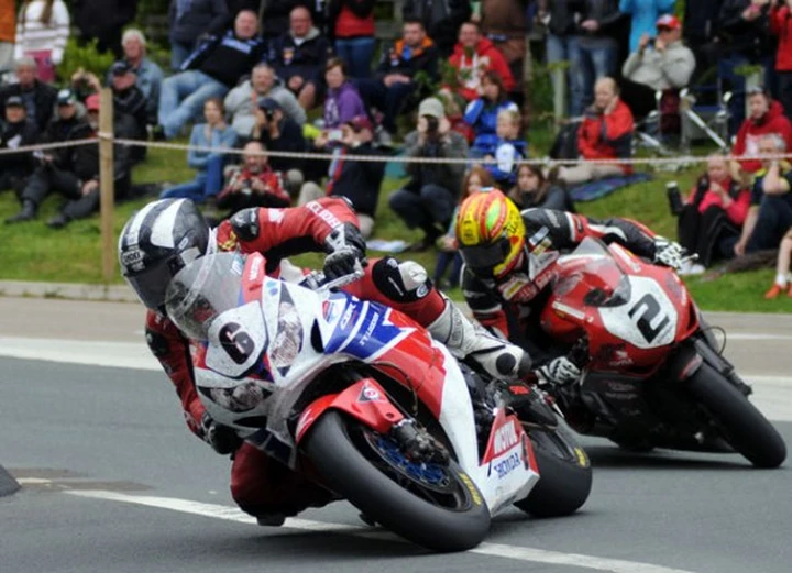 TT 2013: Michael Dunlop vince la prima gara Superbike, McGuinness firma il nuovo record