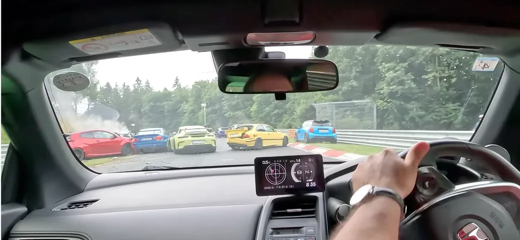Nürburgring, sembra un film: maxi tamponamento distrugge supercar