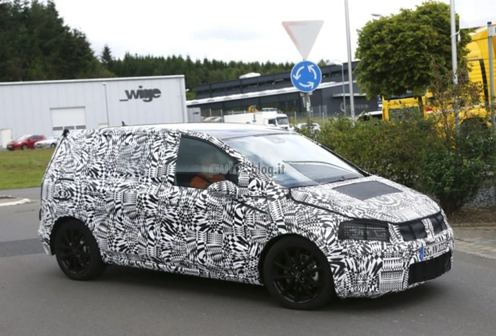Volkswagen Touran: foto spia su strada