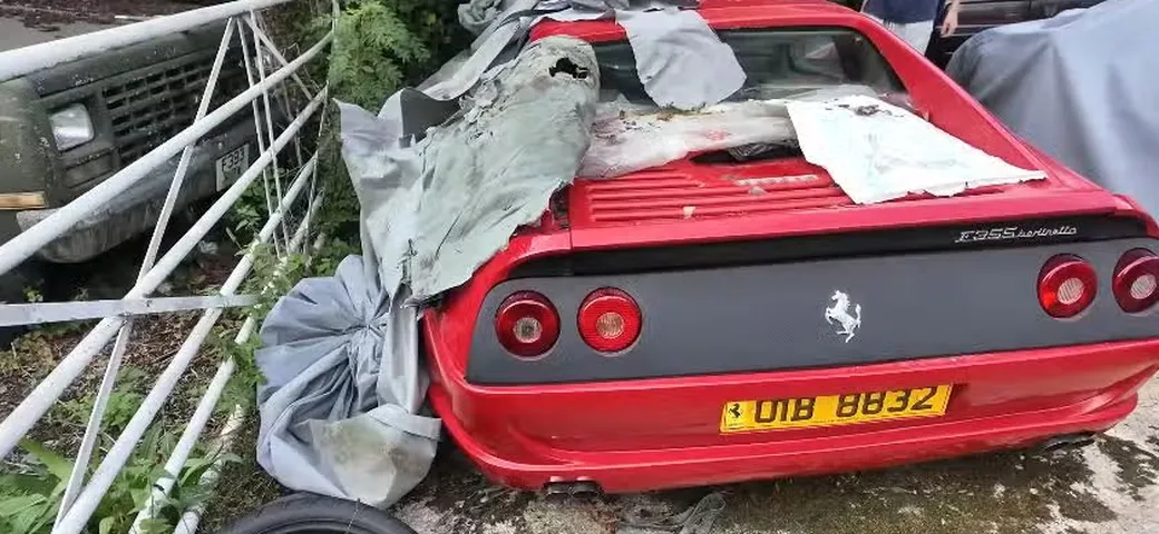 Nella vecchia tenuta abbandonata emergono dei gioielli: anche una Ferrari