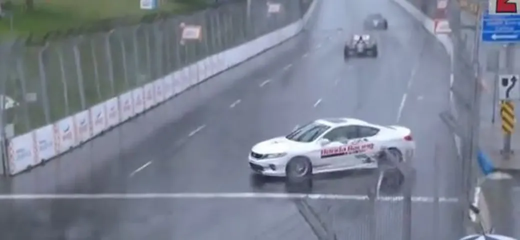 A Toronto piove troppo. La safety car va fuori pista