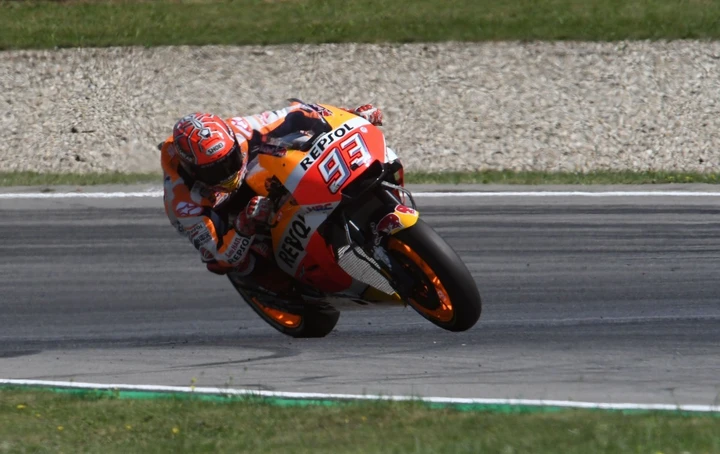 MotoGP, Marc lo “stratega” domina la corsa e vola nel mondiale