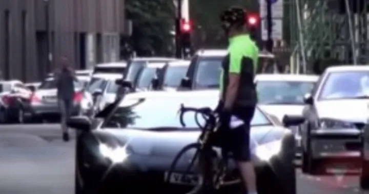 Lamborghini Aventador bloccata da un ciclista [Video]