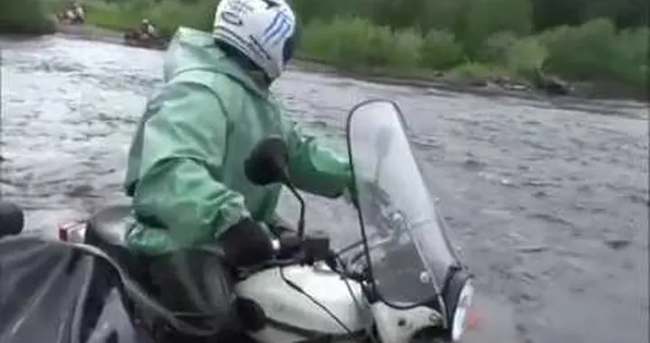 Moto sidecar sul fiume