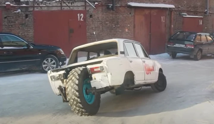 Dalla Russia la Lada a 3 ruote: occhio al rollio [Video]