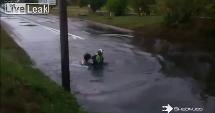 Si ribalta con la moto sul lago d'acqua