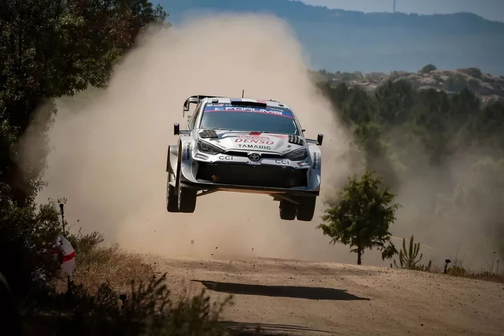 Sebastien Ogier trionfa al Rally Italia Sardegna 2025 con la Toyota GR Yaris