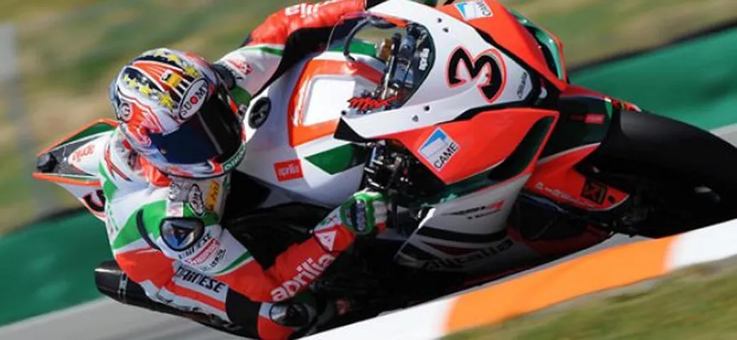 WSBK: Max Biaggi il più veloce nelle prime prove libere. Secondo Michel Fabrizio, ottavo Leon Haslam