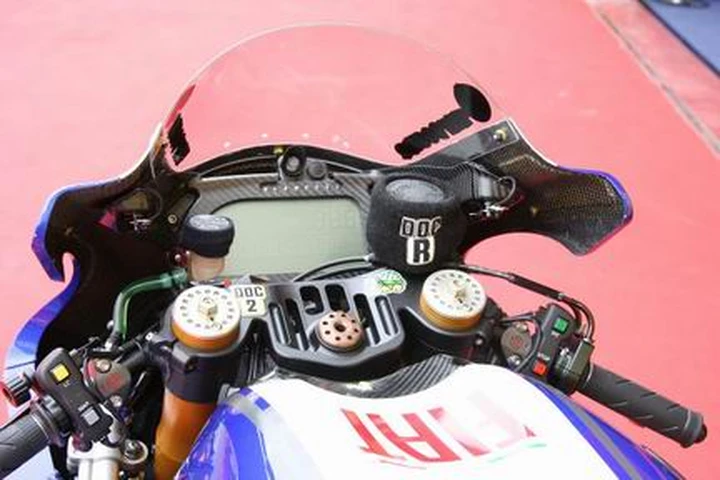 La strana piastra forcella di Valentino Rossi