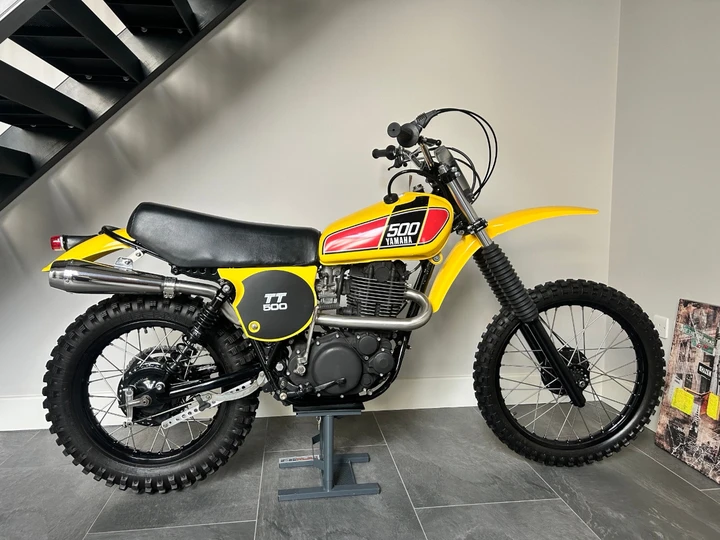 Torna a ruggire la Yamaha TT500 del ’76: un capolavoro rinato a Londra