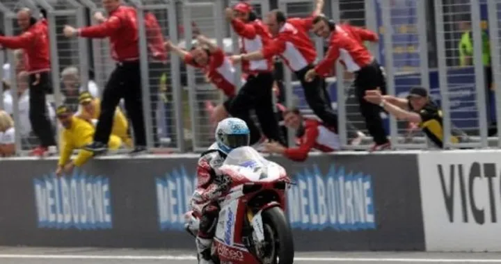 WSBK: Doppietta solitaria per Carlos Checa a Phillip Island. In Gara2 podio show per Max Biaggi e Marco Melandri