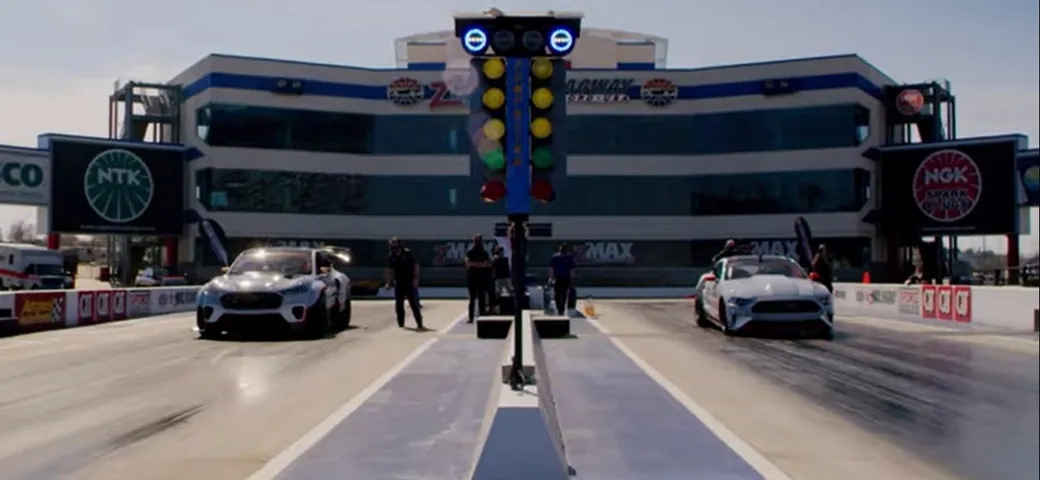 Ford Mustang Mach-E 1400 vs Mustang Cobra Jet: drag race [Video]