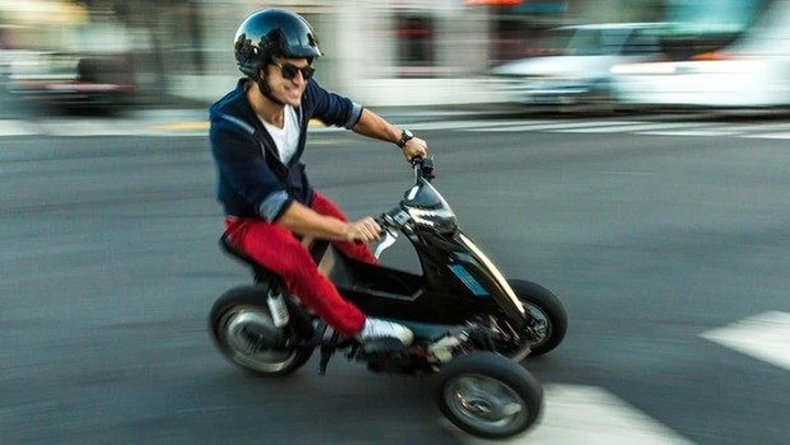 Sway Motorsports presenta mini-scooter elettrico a tre ruote [video]
