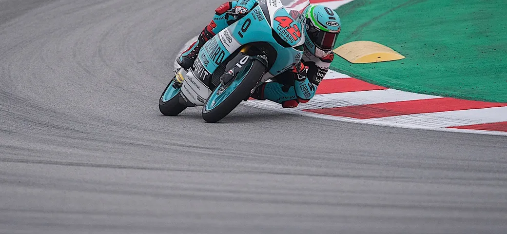 Moto3, la “prima” di Ramirez fra show e colpi scena
