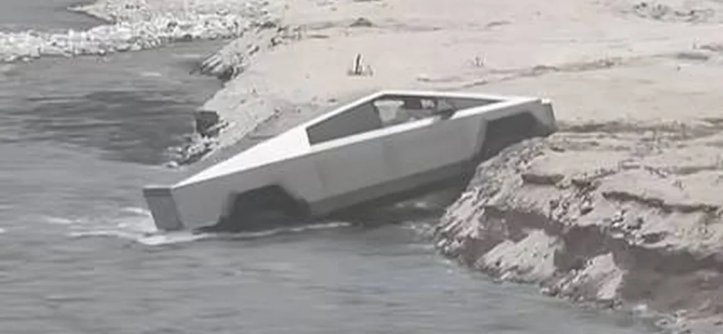 Con la Tesla Cybertruck fa il ping pong, bloccato sul fiume | Video