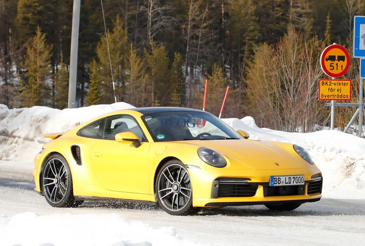 Porsche 911 (992) Turbo S: foto spia della versione definitiva