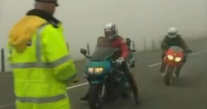 Poliziotto britannico provoca incidente tra moto [video]