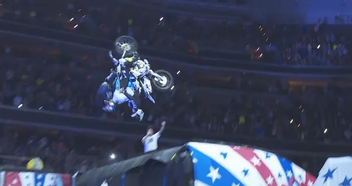 Quattro ragazzi in moto cadono durante il Backflip [Video]