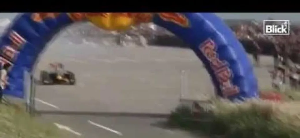 Video: Sebastien Buemi investe uno spettatore con la F1 Red Bull