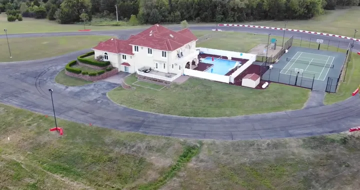 Casa con pista privata? Questa villa in affitto su Airbnb ne ha due...