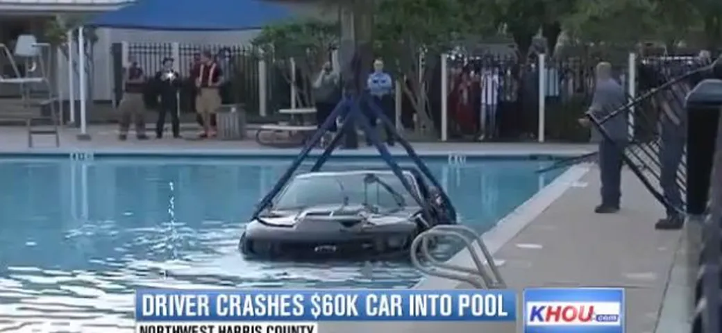 Vai troppo veloce con la Chevrolet Camaro ZL1? L'Epic Fail è nella piscina