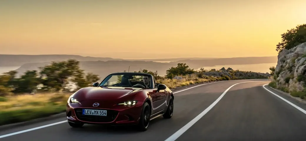 Mazda presenta a Zara la MX-5 2024 per celebrare i 35 anni del modello