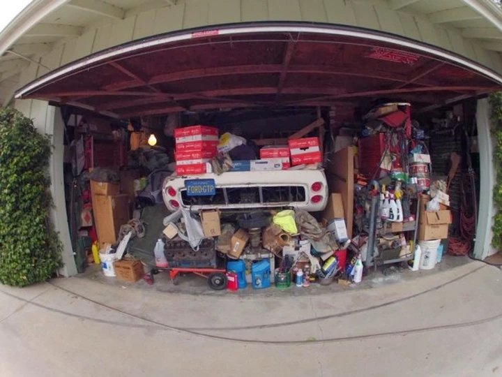 Dal garage spunta la Ford GT40. Ma è senza motore...