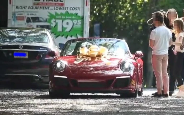 Porsche 911 GTS Cabriolet dono per i 50 anni di Jennifer Lopez