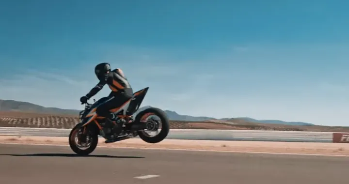 KTM 1290 Superduke: finalmente la si vede! [Video]