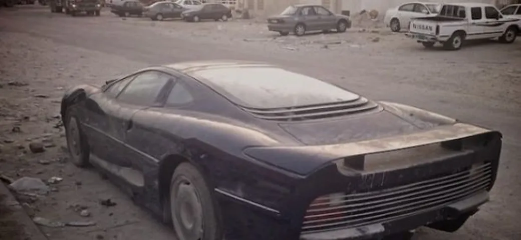 Jaguar XJ220: un esemplare abbandonato in Qatar
