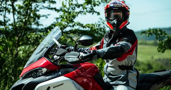Casey Stoner prova la Multistrada 1200 Enduro: "bellissima!"