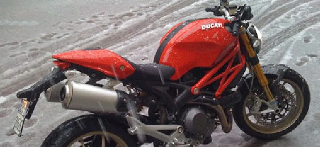 Comparativa: Ducati Monster 1100 S vs Gatto delle nevi...