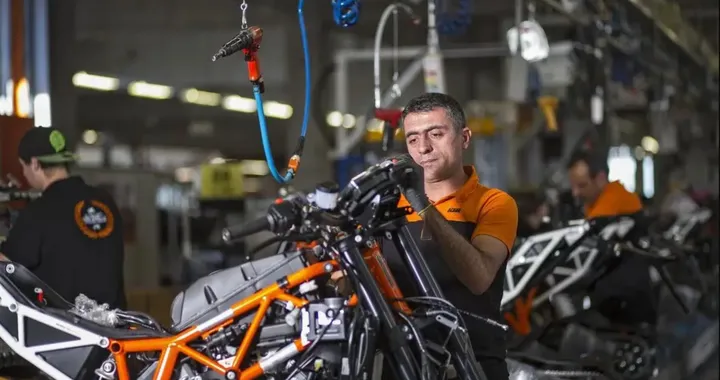 KTM in bilico: Bajaj ristruttura, tagli e futuro incerto