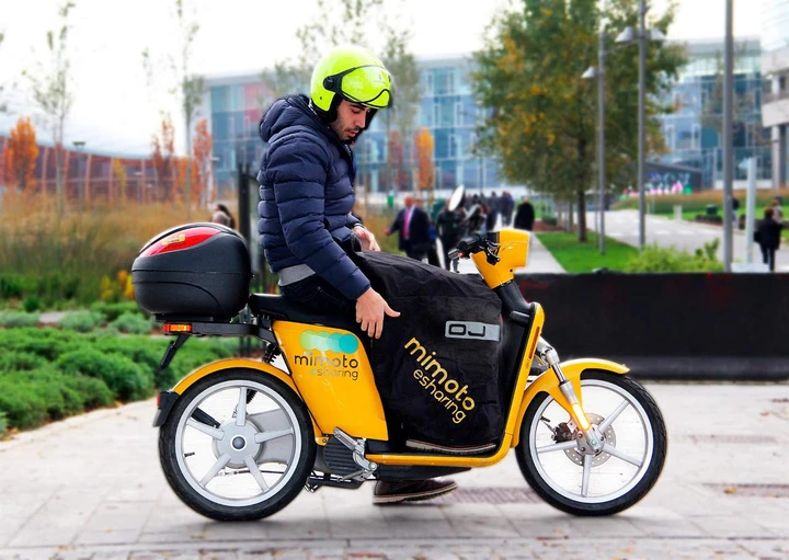 Coprigambe moto OJ sugli scooter elettrici di MiMoto