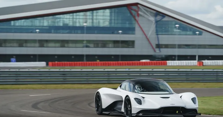 Aston Martin: il nuovo motore V6 con la supercar Valhalla