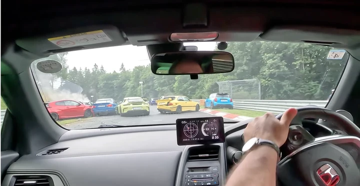 Nürburgring, sembra un film: maxi tamponamento distrugge supercar