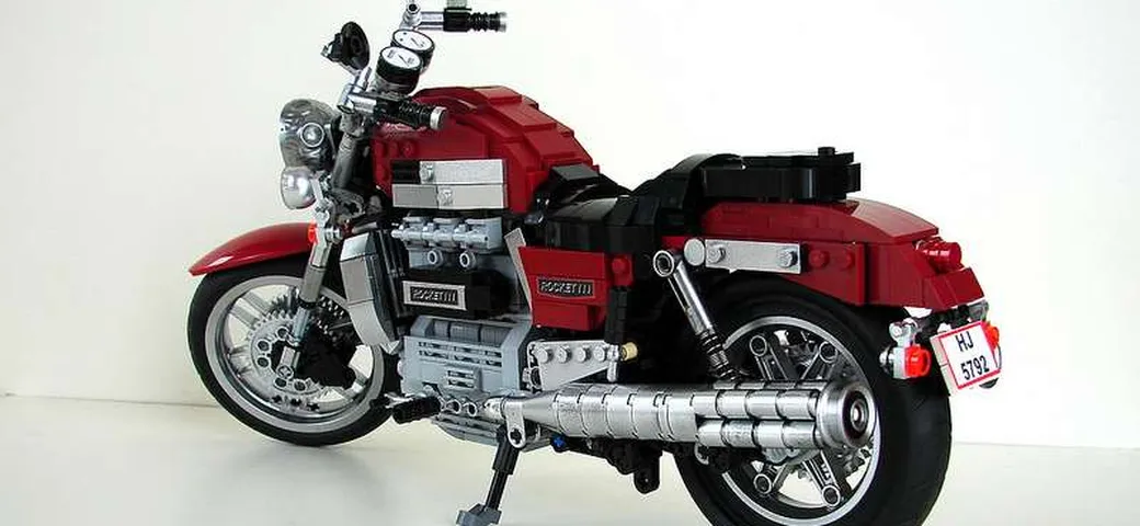 Triumph Rocket III: la maxi-cruiser britannica in LEGO